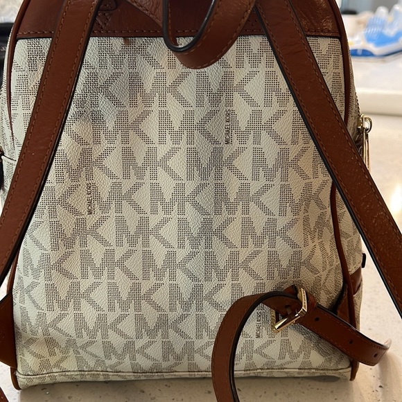 Like New with Tags MICHAEL MICHAEL KORS
Rhea Medium Logo backpack - Picture 4 of 9